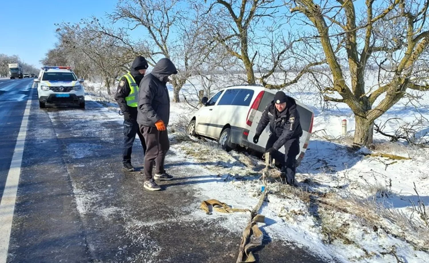 На Миколаївщині поліції довелося буксирувати машину, що вилетіла в кювет. Фото: Нацполіція в Миколаївській області