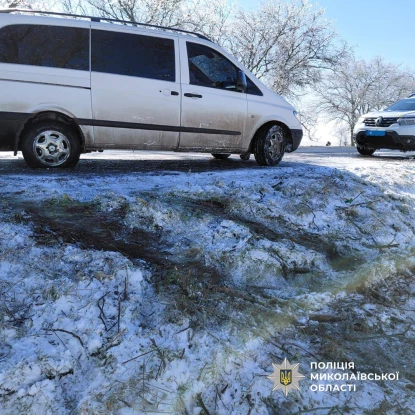 На Миколаївщині поліції довелося буксирувати машину, що вилетіла в кювет. Фото: Нацполіція в Миколаївській області