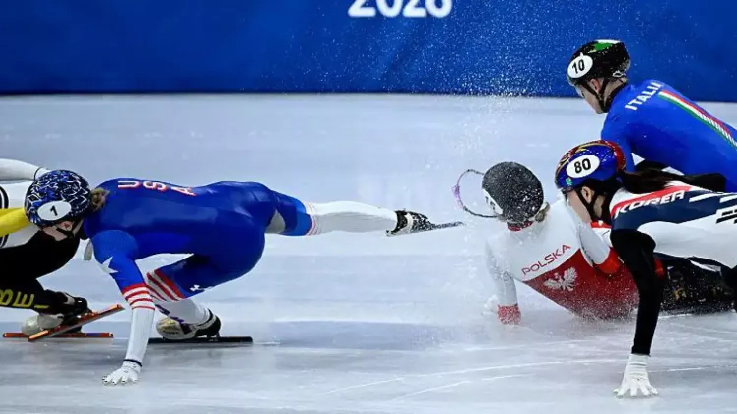 На Олімпіаді польській шорттрекістці розсікло обличчя лезом ковзана. Фото: Getty Images