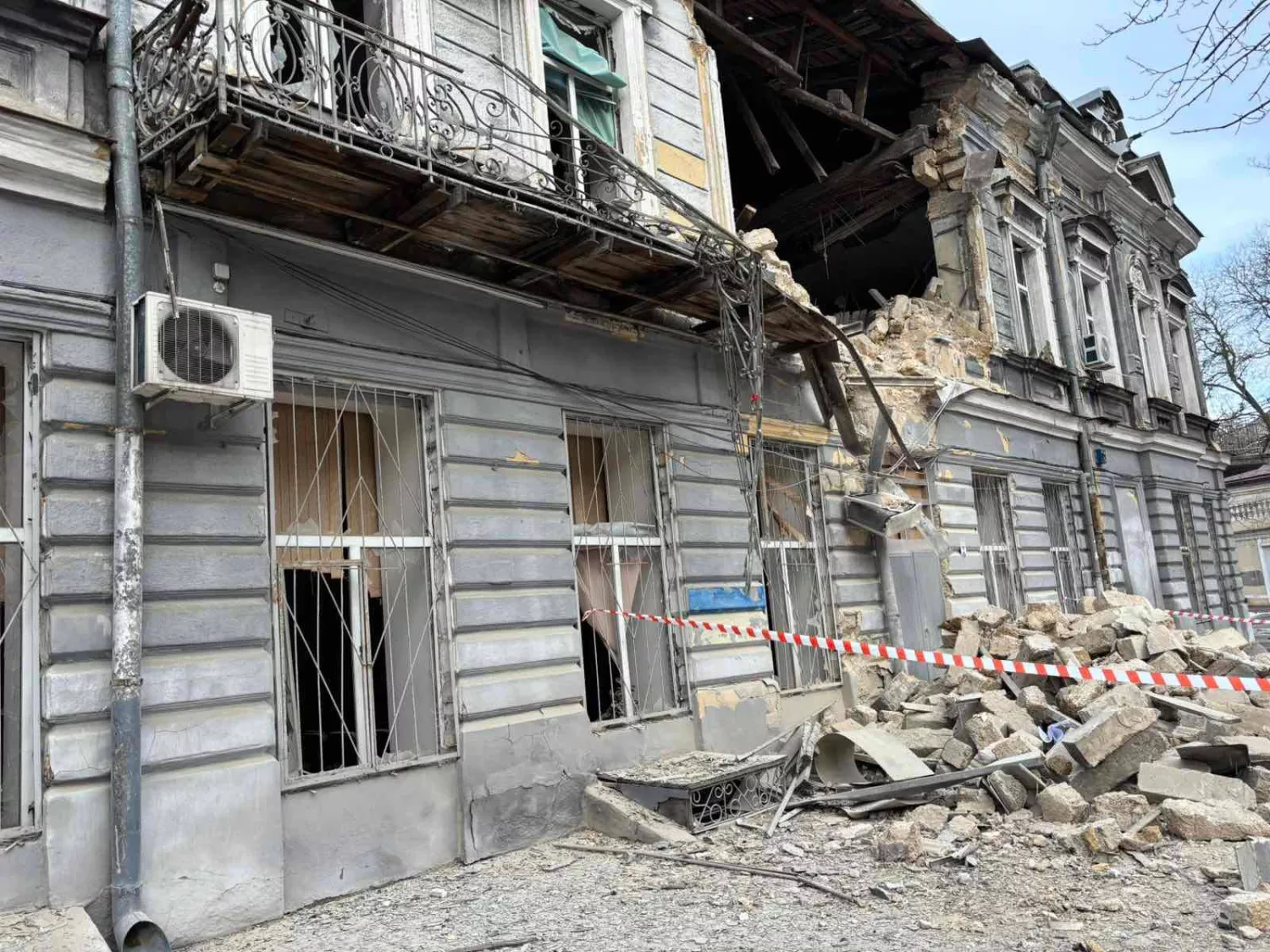 Історичну будівлю ліцею в Одесі пошкоджено внаслідок нічної атаки 21 лютого. Фото: Олександр Лончак