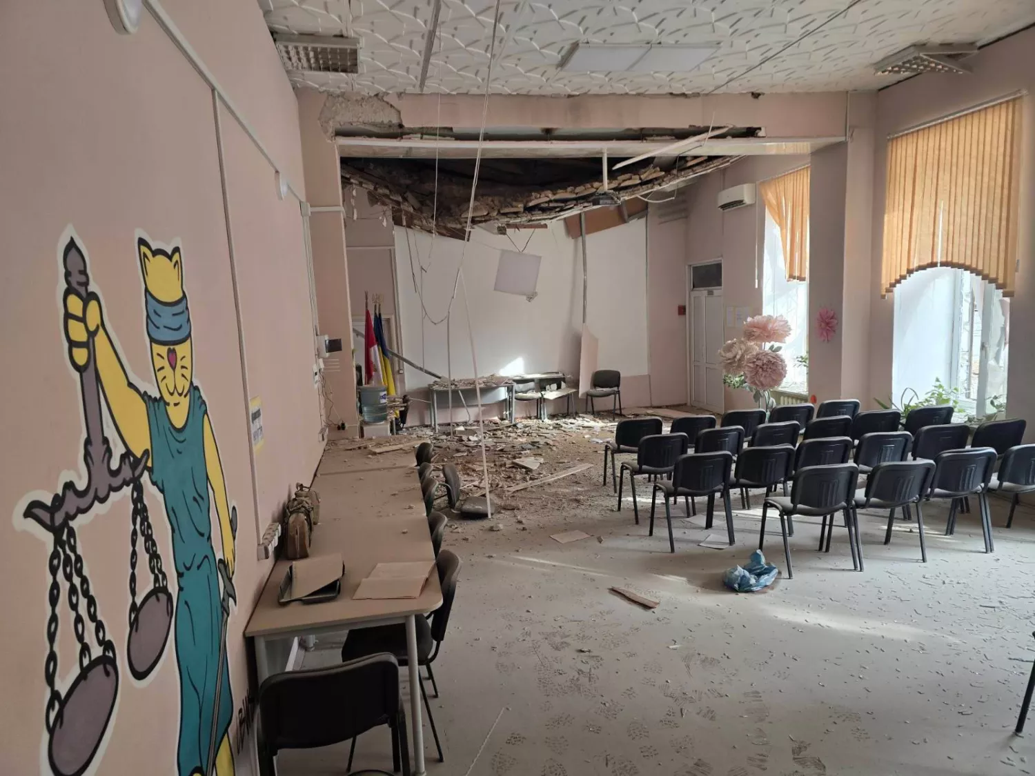 Історичну будівлю ліцею в Одесі пошкоджено внаслідок нічної атаки 21 лютого. Фото: Олександр Лончак