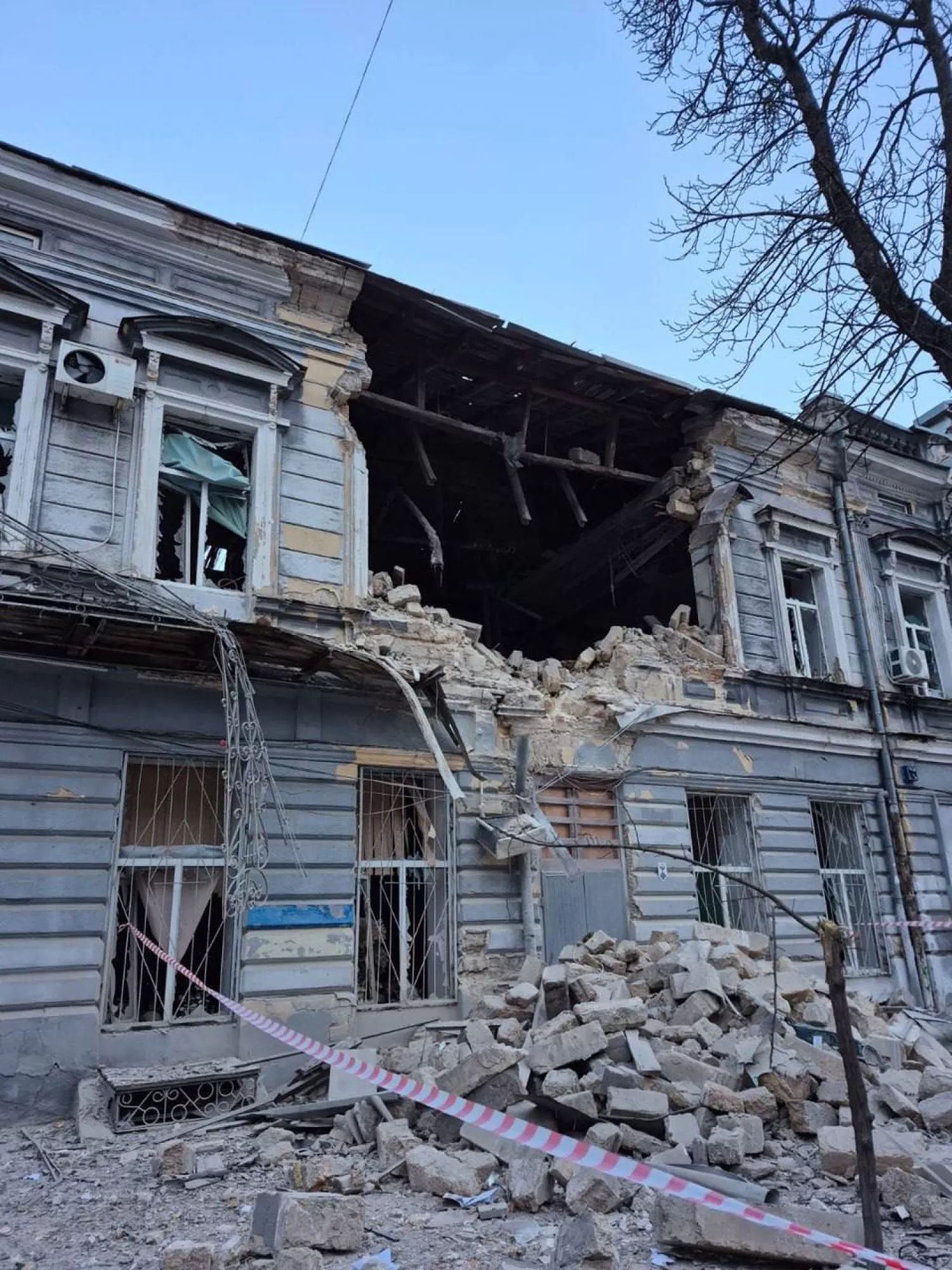 Історичну будівлю ліцею в Одесі пошкоджено внаслідок нічної атаки 21 лютого. Фото: Олександр Лончак