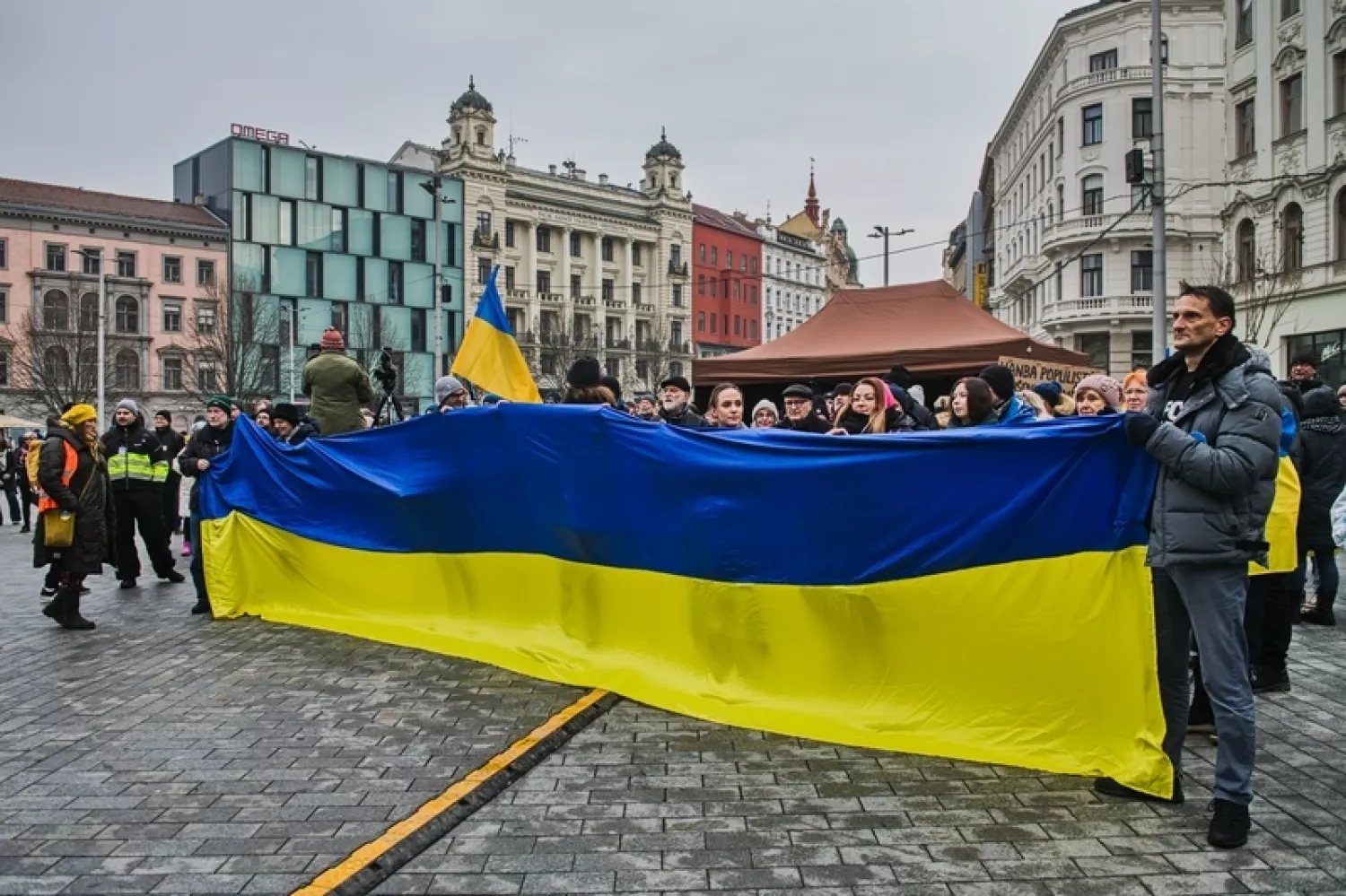 У Празі сотні людей вийшли на мітинг до річниці вторгнення РФ. Фото: ceskenoviny.cz