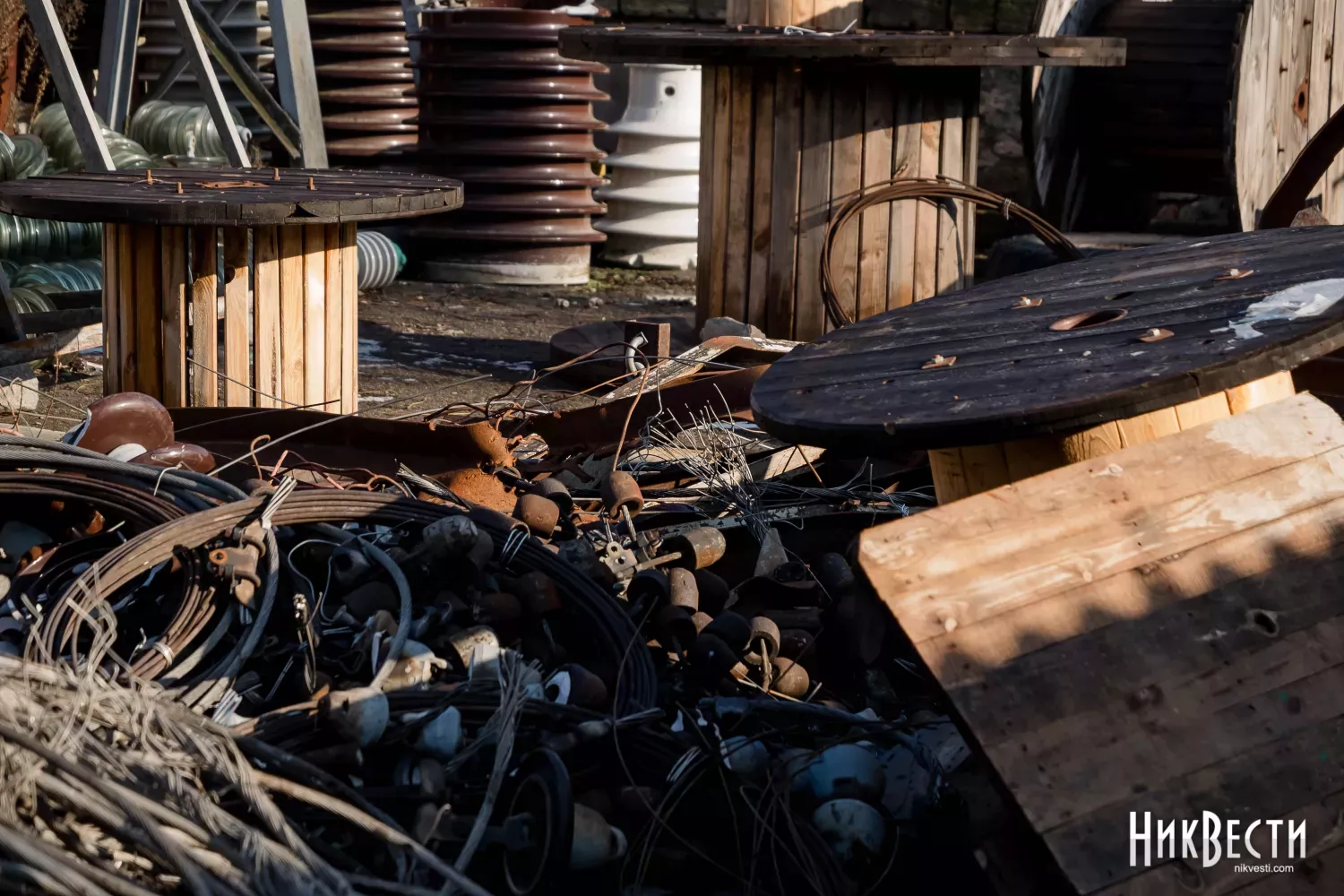 Знищені російськими обстрілами проводи «Миколаївобленерго». Архівне фото: МикВісті