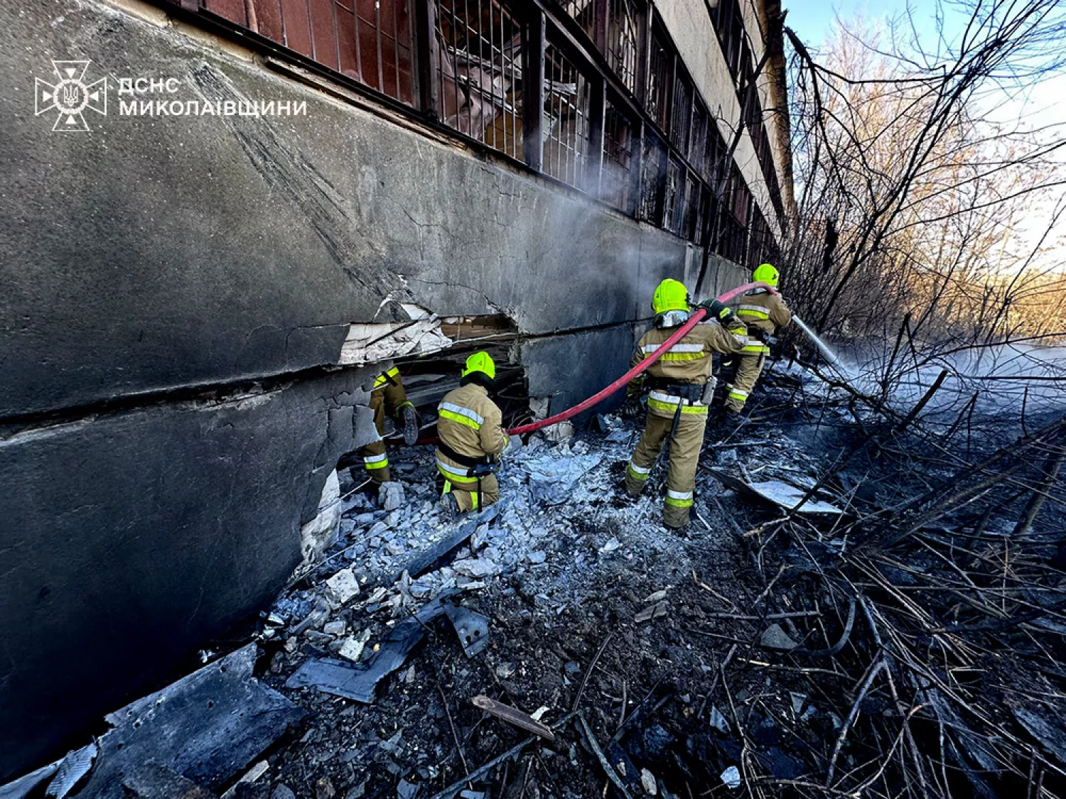 Пожежу після падіння уламків шахеда у Миколаєві ліквідували менш, ніж за годину. Фото: ДСНС Миколаївщини