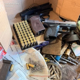 У Миколаєві чоловіка підозрюють у незаконному зберіганні гранат та набоїв. Фото: Окружна прокуратура