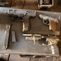 У Миколаєві чоловіка підозрюють у незаконному зберіганні гранат та набоїв. Фото: Окружна прокуратура