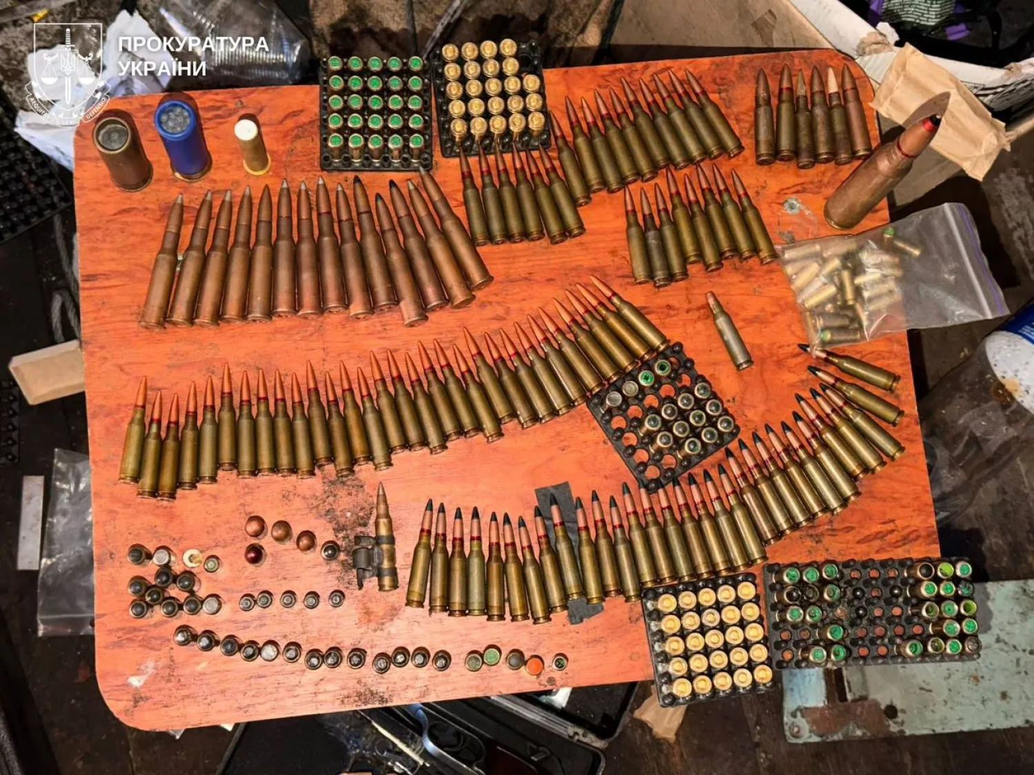 У Миколаєві чоловіка підозрюють у незаконному зберіганні гранат та набоїв. Фото: Окружна прокуратура