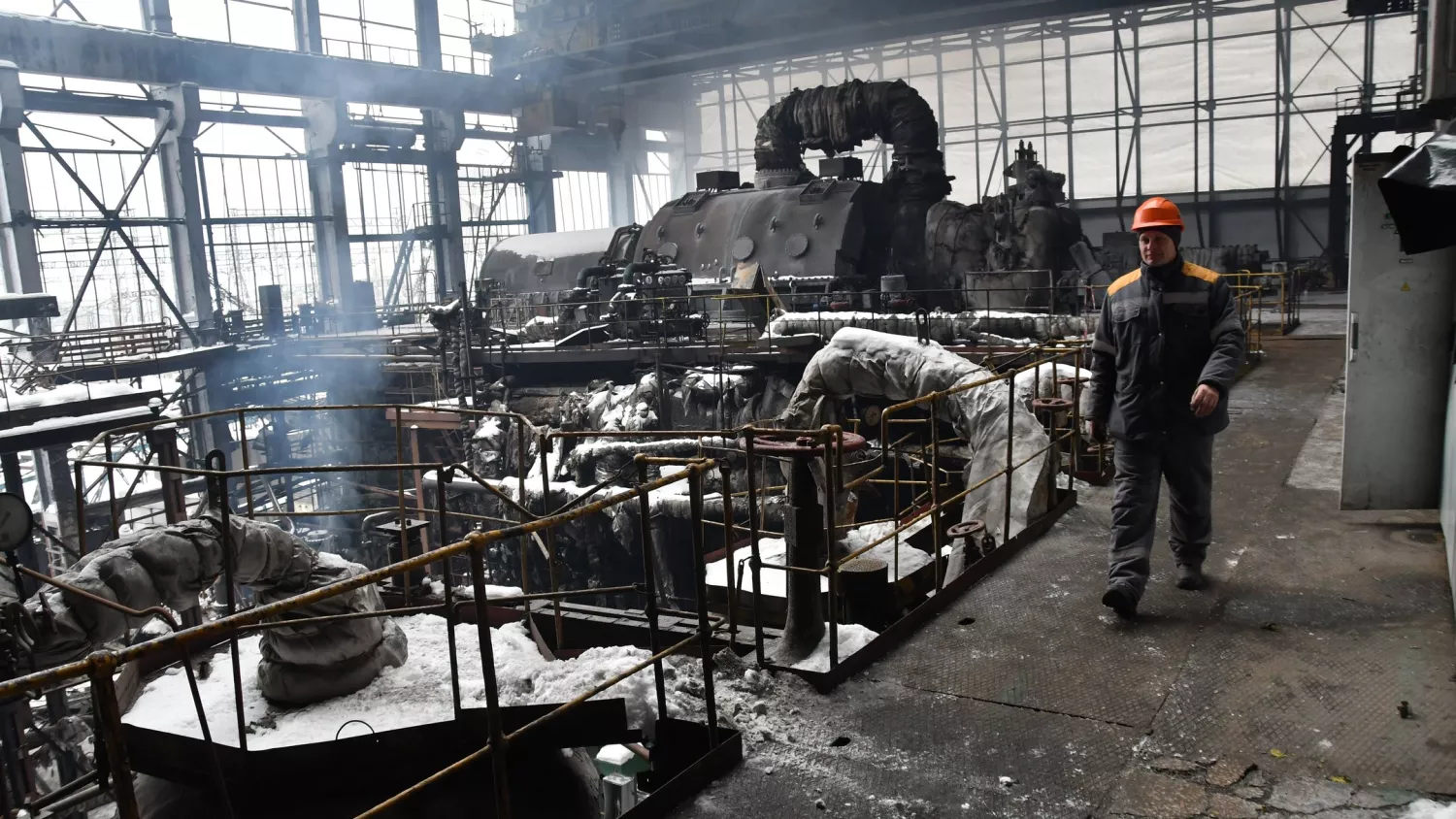 Енергетик йде по зруйнованому ракетним ударом РФ цеху електростанції компанії ДТЕК, 23 січня 2026 року. Фото: AP/Mykola Tys