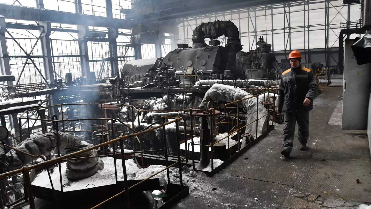 Енергетик йде по зруйнованому ракетним ударом РФ цеху електростанції компанії ДТЕК, 23 січня 2026 року. Фото: AP/Mykola Tys