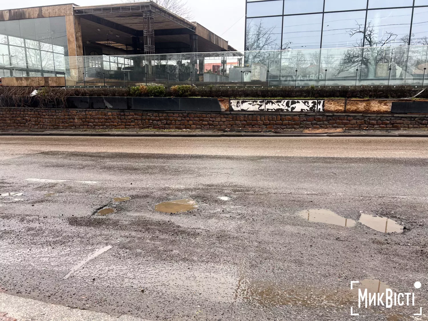 Стан дороги на Центральному проспекті у Миколаєві після того, як зійшов сніг. Фото: МикВісті