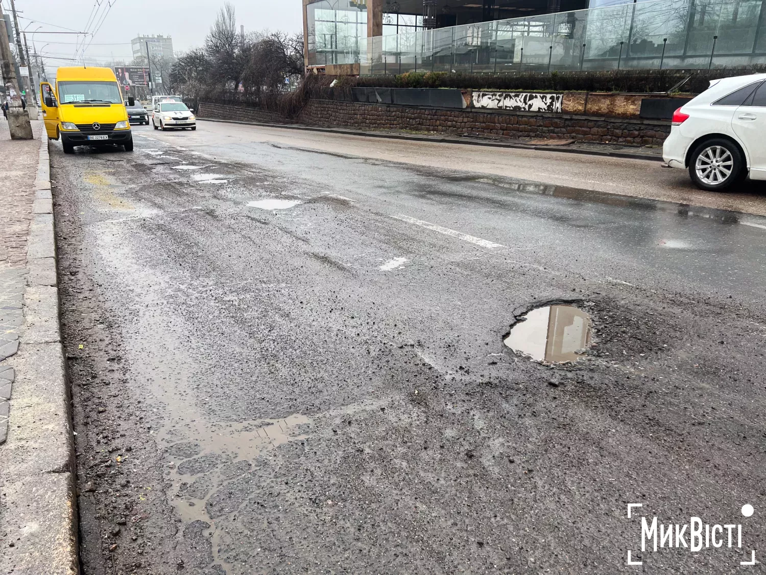 Стан дороги на Центральному проспекті у Миколаєві після того, як зійшов сніг. Фото: МикВісті