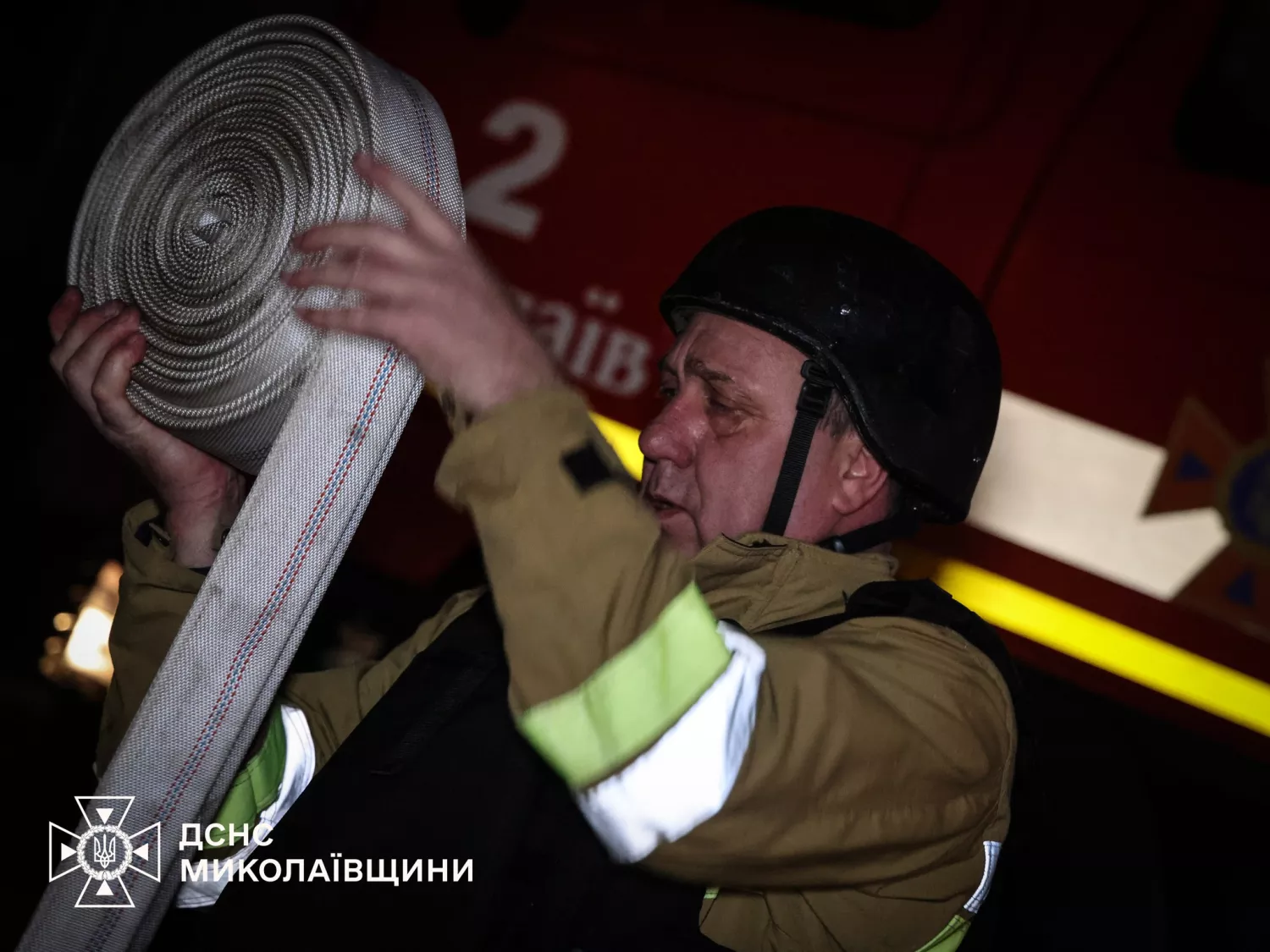 На Миколаївщині після атаки дрона сталася пожежа на об&rsquo;єкті транспортної інфраструктури. Фото: ДСНС