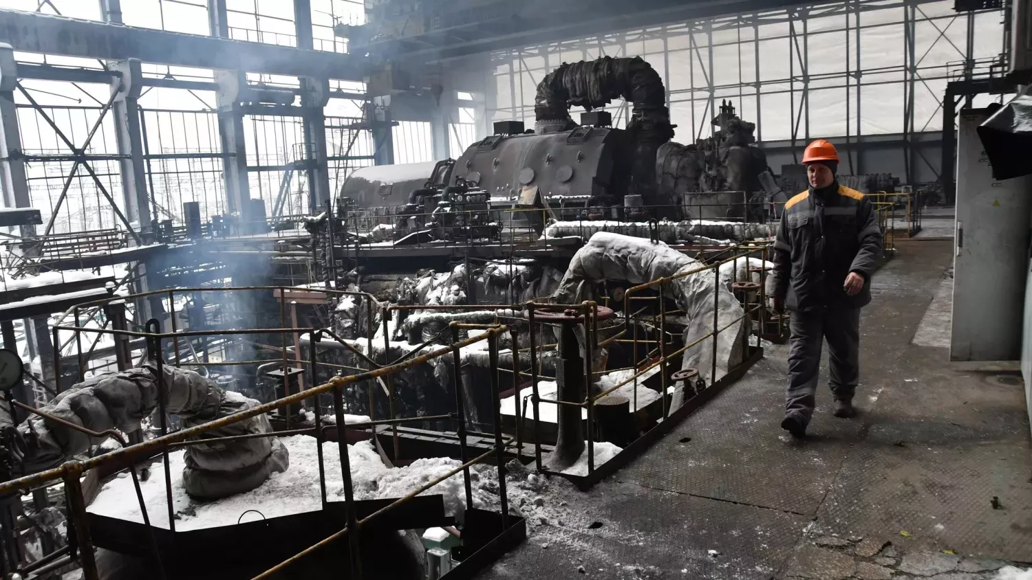 Енергетик йде по зруйнованому ракетним ударом РФ цеху електростанції компанії ДТЕК, 23 січня 2026 року. Ілюстративне фото: AP