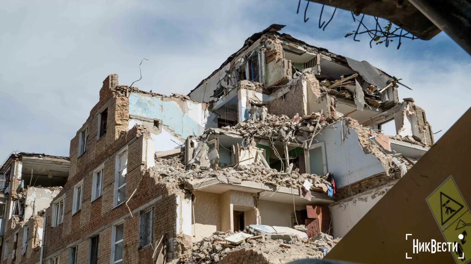 Будівельники почали зносити будинок на Пограничній, 43 у Миколаєві, вересень 2024 року, фото для ілюстрації з архіву МикВісті