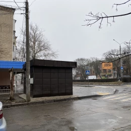 кіоск, який розташований за метр від дороги на перехресті. Фото: НикВести