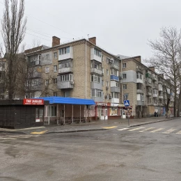 кіоск, який розташований за метр від дороги на перехресті. Фото: НикВести