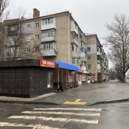 кіоск, який розташований за метр від дороги на перехресті. Фото: НикВести