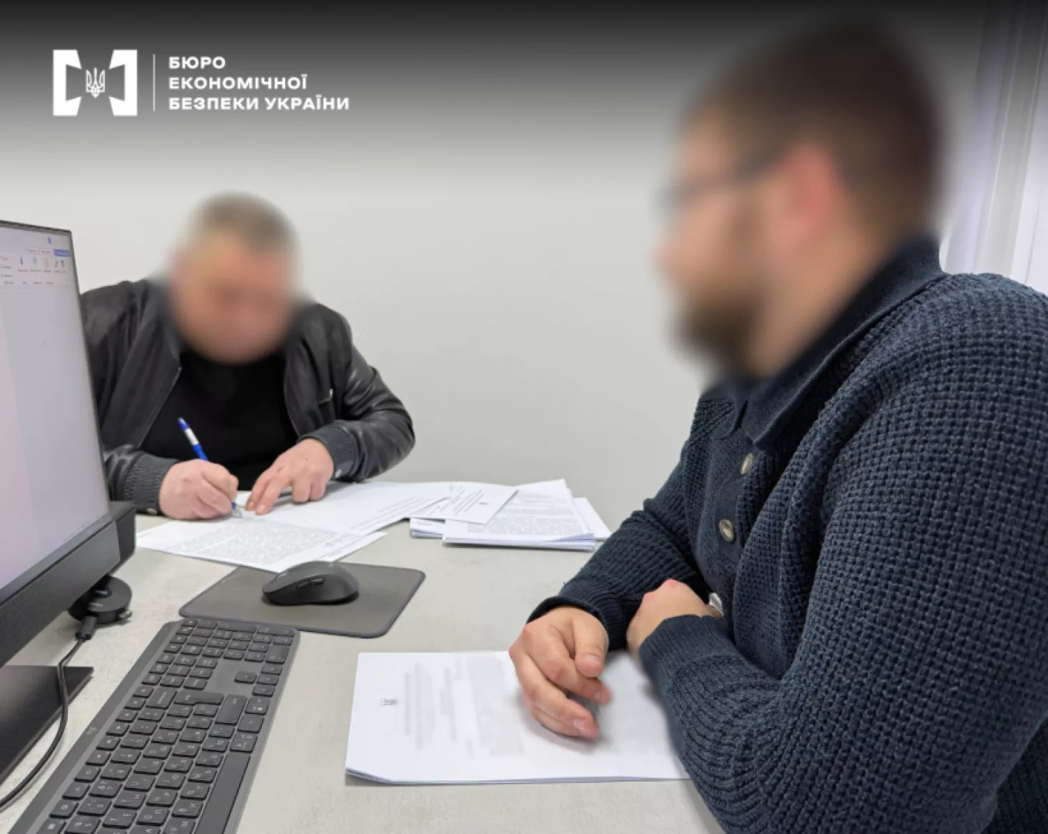 В Одесі чоловіка підозрюють у спробі дати 10 тисяч доларів хабаря детективу. Фото: БЕБ