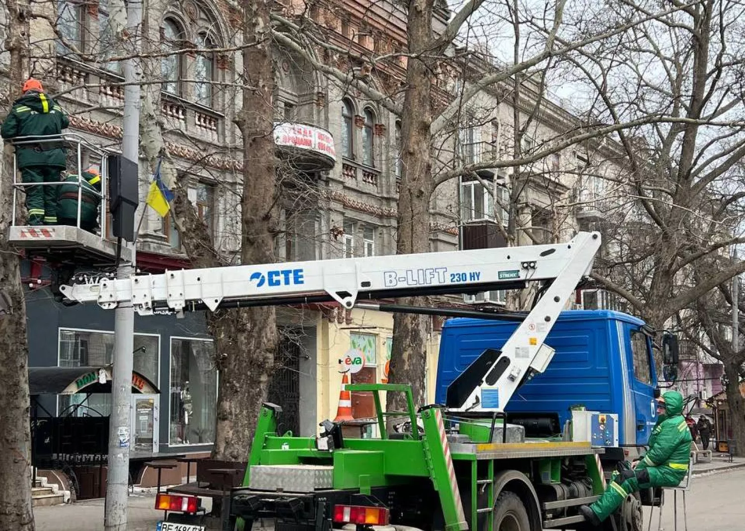 Проведення робіт з видалення аварійних дерев по вул. Соборній. Фото: КП 
