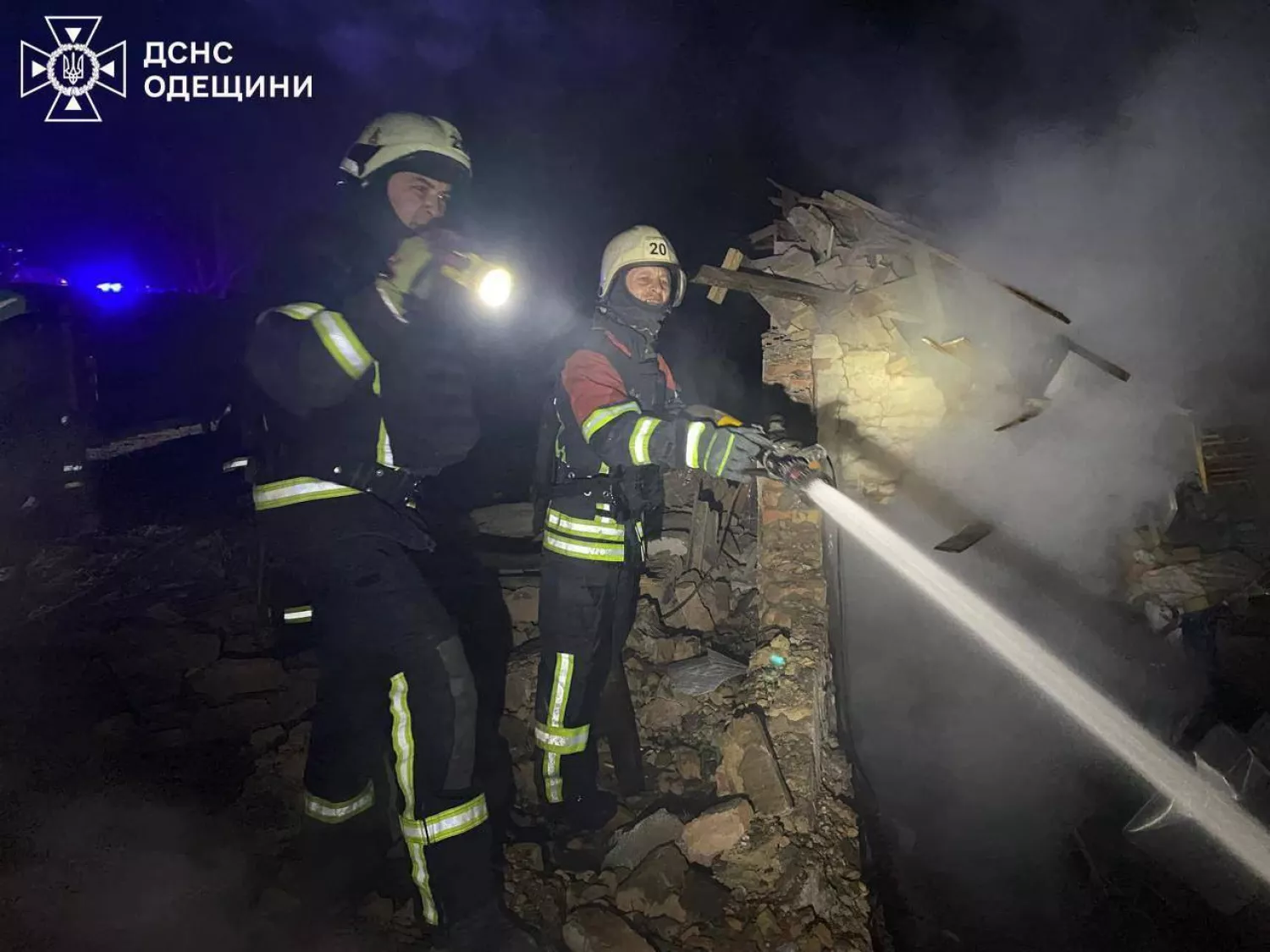 Рятувальники гасять пожежу на Одещині, яка сталась через обстріл 27 лютого. Фото: ДСНС Одещини