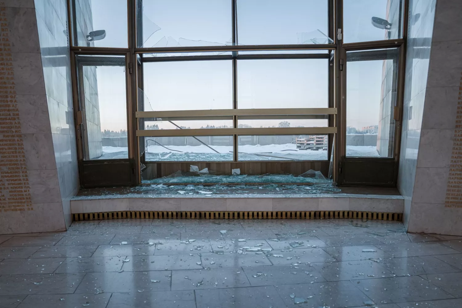 Російський обстріл пошкодив зал Слави музею Другої світової війни в Києві. Фото: Тетяна Бережна