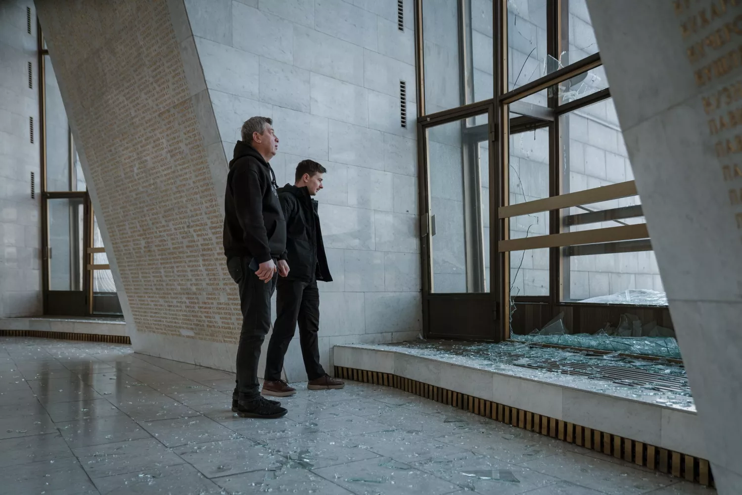 Російський обстріл пошкодив зал Слави музею Другої світової війни в Києві. Фото: Тетяна Бережна