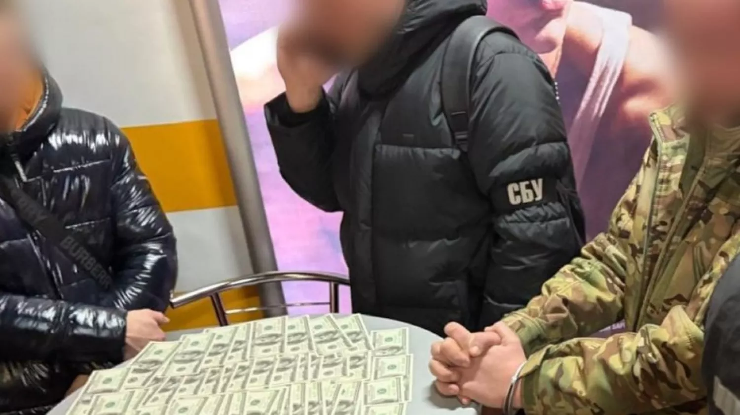 Вилучена правоохоронцями гроші. Фото: Спеціалізована Прокуратура Південного Регіону