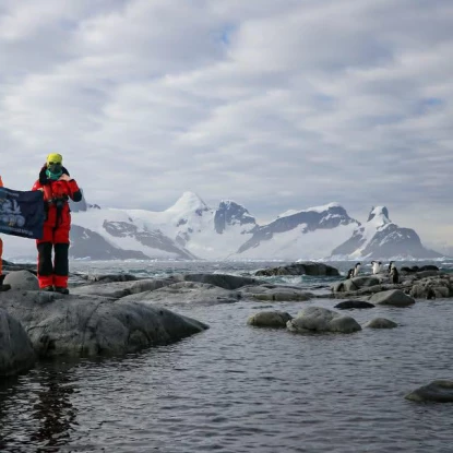 Криголам «Ноосфера» доставив прапор морської піхоти України до Антарктики. Фото: ВМС ЗСУ