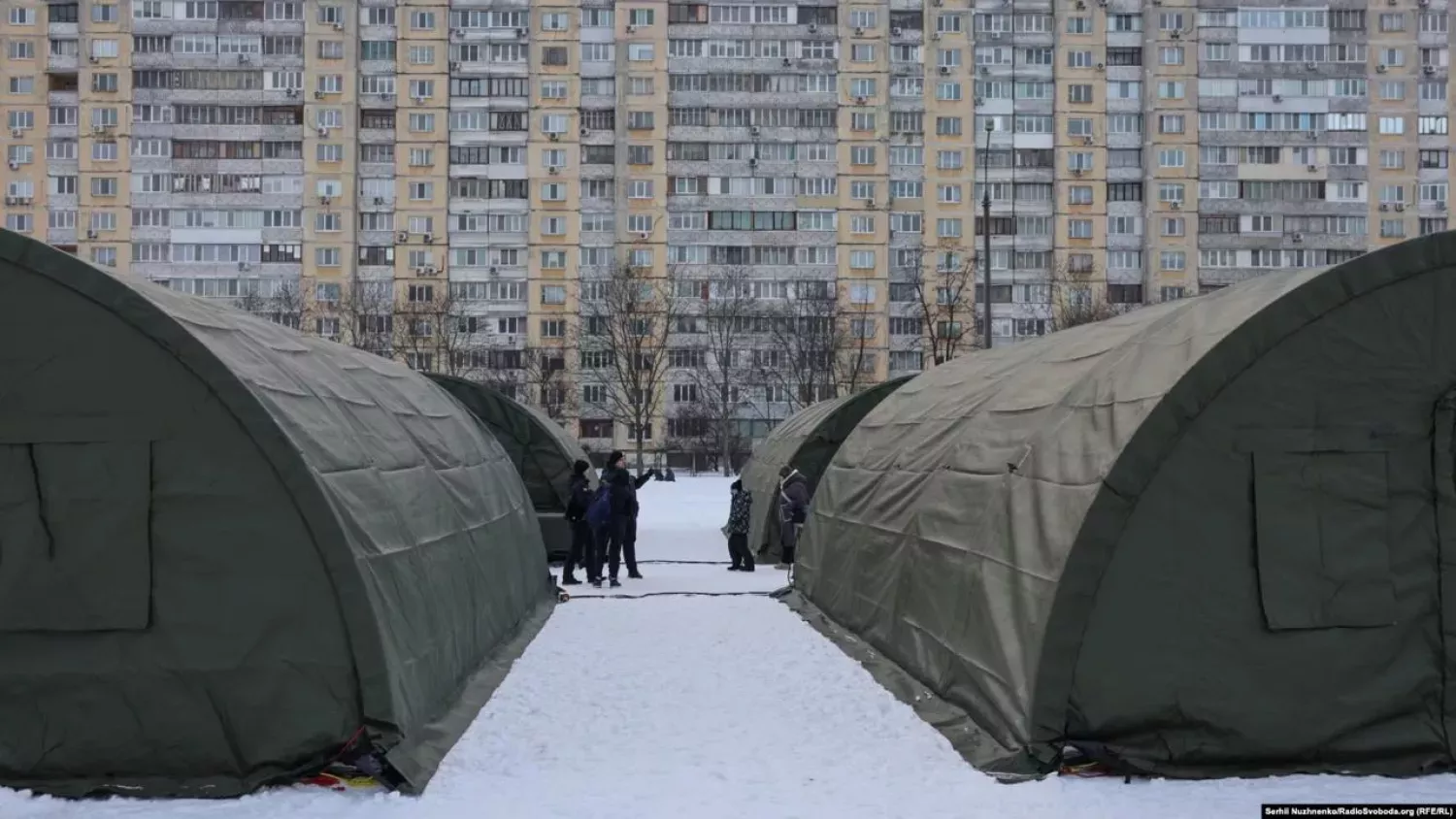 Будинки на лівому березі Києва, де немає опалення та світла. Там розгорнуті намети для обігріву прямо посеред двору. Фото: Радіо Свобода
