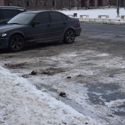 Миколаївці скаржаться на недоглянутість платних парковок. Фото: НикВести