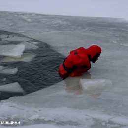 У ДСНС Миколаївщини показали, як проводять навчання з порятунку людей, що провалилися під кригу. Фото: ДСНС Миколаївщини