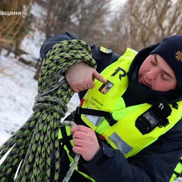 У ДСНС Миколаївщини показали, як проводять навчання з порятунку людей, що провалилися під кригу. Фото: ДСНС Миколаївщини