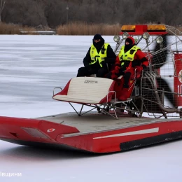У ДСНС Миколаївщини показали, як проводять навчання з порятунку людей, що провалилися під кригу. Фото: ДСНС Миколаївщини