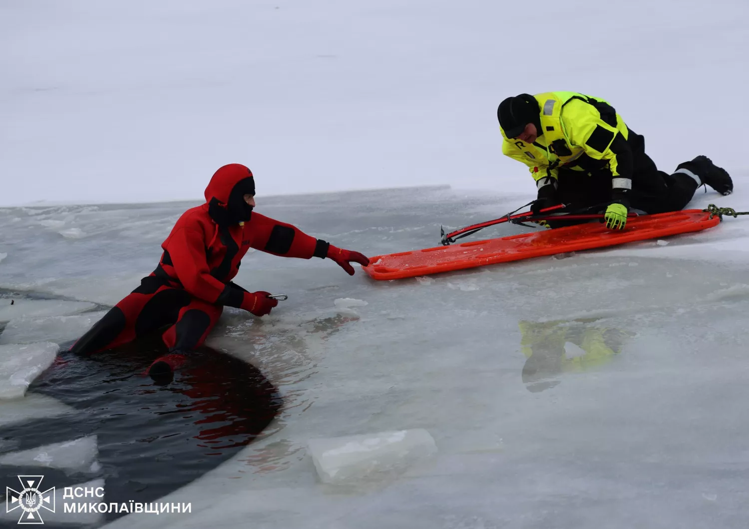 У ДСНС Миколаївщини показали, як проводять навчання з порятунку людей, що провалилися під кригу. Фото: ДСНС Миколаївщини