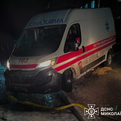 Рятувальники допомагають проїзд «швидкої». Фото: ДСНС Миколаївщини