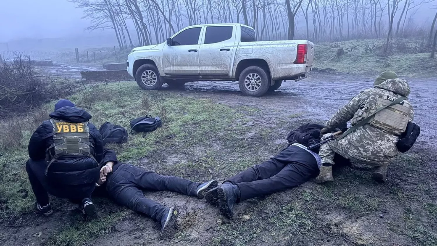 Прикордонники затримали двох чоловіків за спробу підкупу військовослужбовця ДПСУ. Фото: Південне регіональне управління Держприкордонслужби України