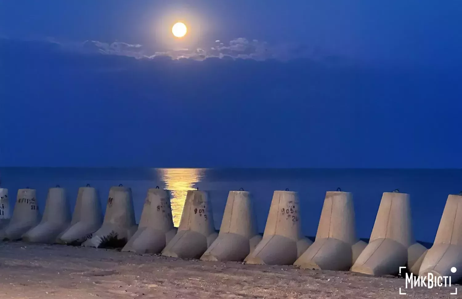 Бетонні конструкції на пляжі у Коблеве. Архівне фото редакції NikVesti