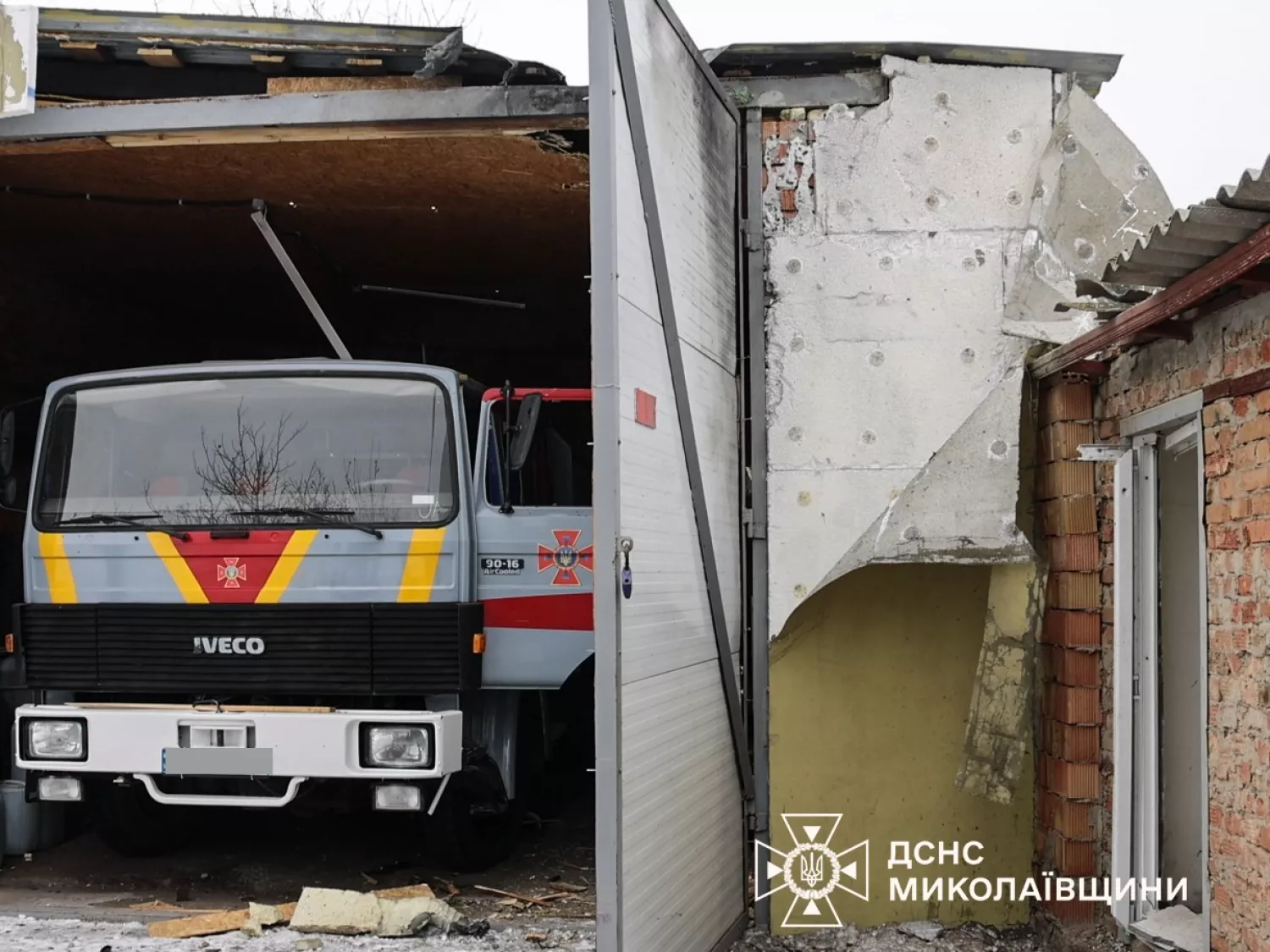 Пошкоджена внаслідок атаки російського дрона пожежна частина на Миколаївщині. Фото: ДСНС