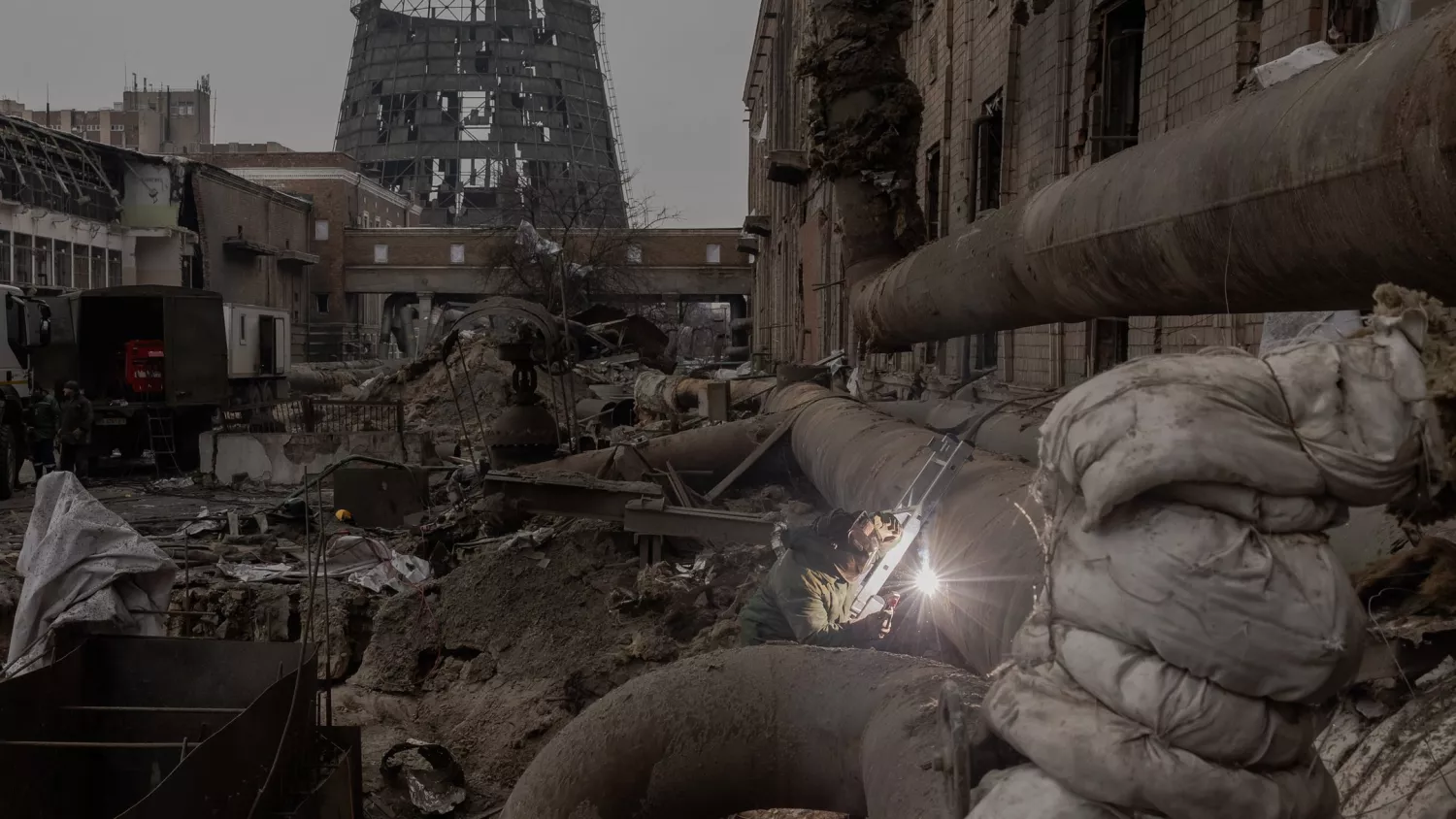 Пошкоджена Дарницька ТЕЦ. Фото: Getty Images, Roman PILIPEY/AFP