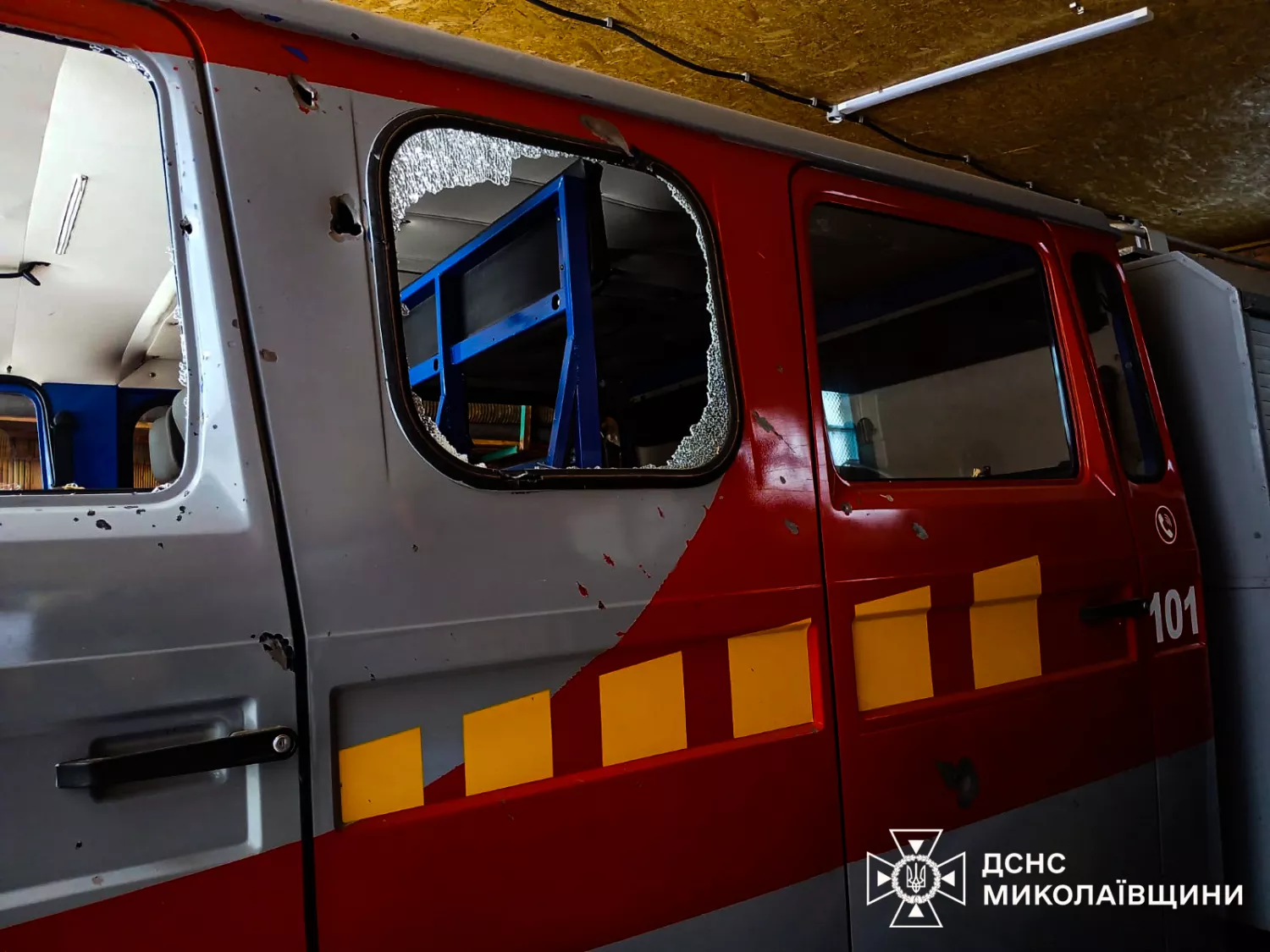 Пошкоджена внаслідок атаки російського дрона пожежна частина на Миколаївщині. Фото: ДСНС