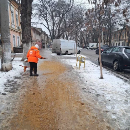 В Одесі комунальники посипають доріжки піском через ожеледицю. Фото: Одеська міська рада