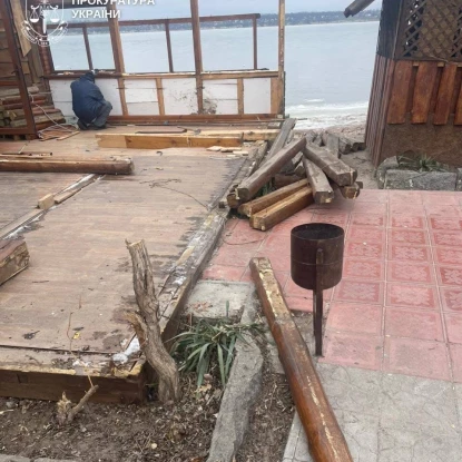 У Миколаєві демонтували незаконне літнє кафе. Фото: Прокуратура Миколаївської області