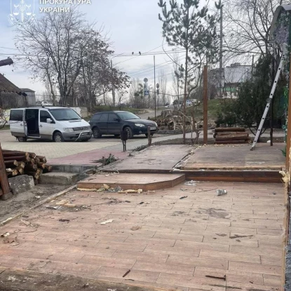 У Миколаєві демонтували незаконне літнє кафе. Фото: Прокуратура Миколаївської області