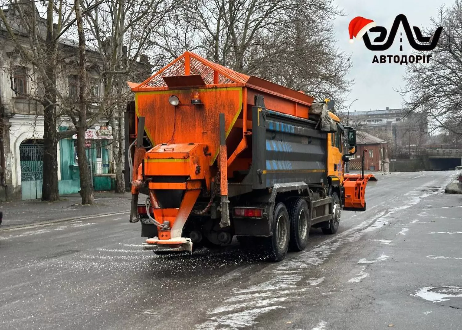 Міська влада попереджає миколаївців про небезпеку на дорогах через ожеледицю. Фото: ЕЛУ автодоріг