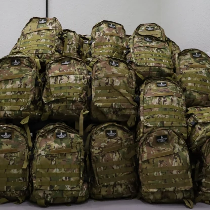 Мер Миколаєва Олександр Сєнкевич передав морпіхам рюкзаки з речами першої необхідності. Фото: Миколаївська міська рада