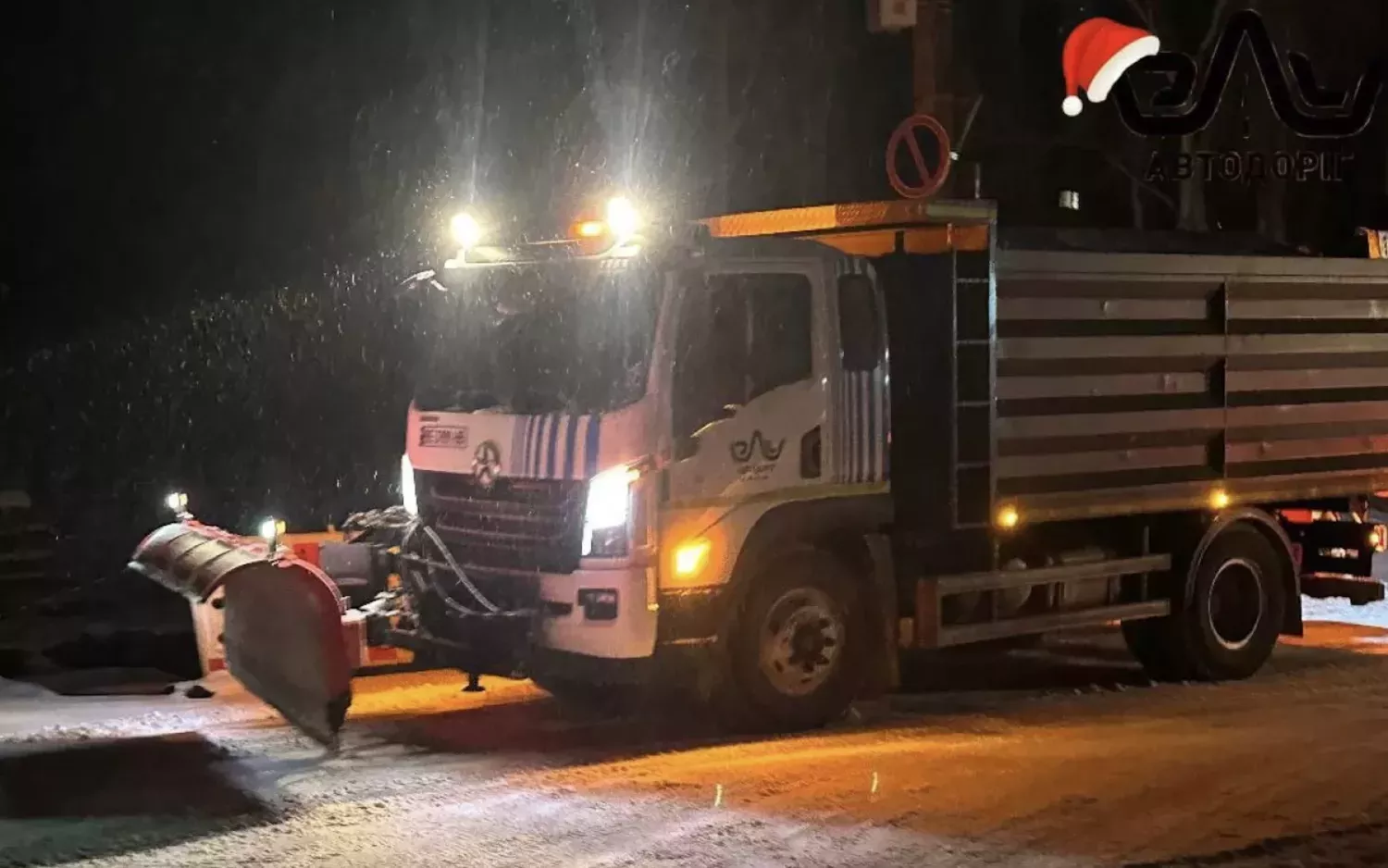 Комунальники розчищають дороги Миколаєва від снігу та обробляють їх протиожеледними матеріалами. Фото: мер Олександр Сєнкевич