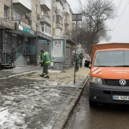 Комунальники ліквідовують наслідки негоди у Миколаєві 7 лютого 2026 року. Фото: Миколаївські парки