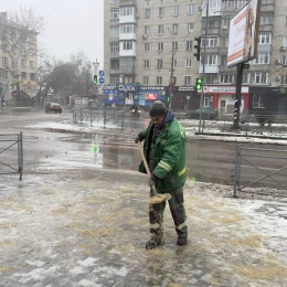 Комунальники ліквідовують наслідки негоди у Миколаєві 7 лютого 2026 року. Фото: Миколаївські парки