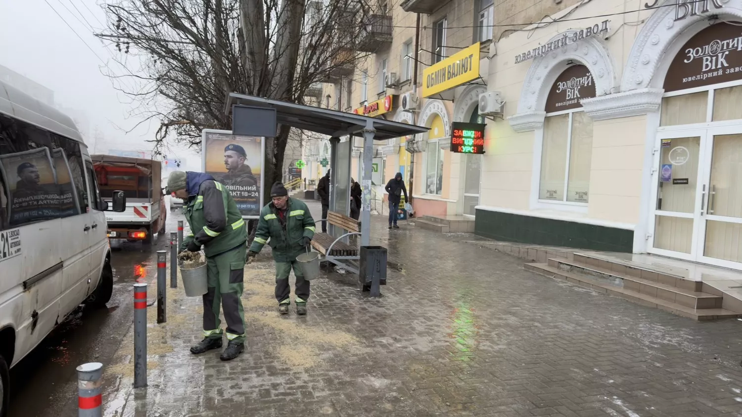 Комунальники ліквідовують наслідки негоди у Миколаєві 7 лютого 2026 року. Фото: Миколаївські парки